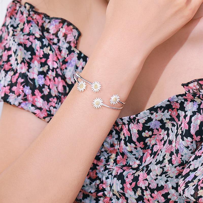 Daisy Charm Bangle-Braceletes-Arimonz-Arimonz